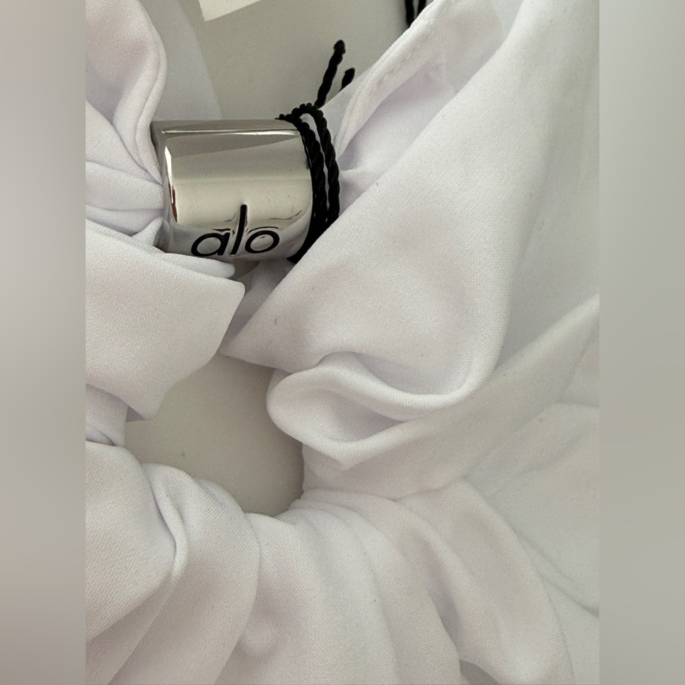 New Auth Alo Yoga Bead It Oversized Scrunchie NWT - white - Picture 3 of 4